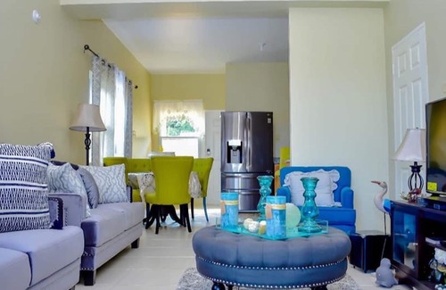 Runaway Bay House | EXOTIC BAYOU "A home away from home experience"