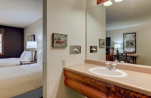 Quincy Hotel | Expanded Double in Stoney Creek Quincy! 2 Double Beds, Club Chair