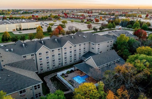 Johnston Hotel | Expanded King Executive Cottage in Stoney Creek Johnston! Free Parking, Pool