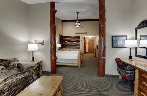 Johnston Hotel | Expanded King w/Whirlpool Cottage, Stoney Creek Des Moines, Near I-35