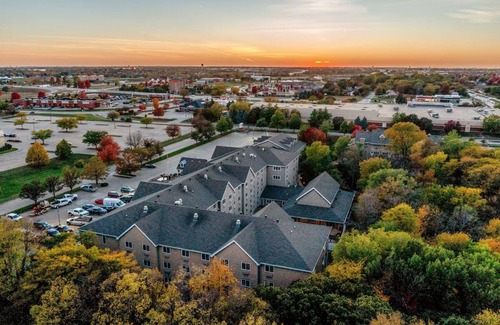 Johnston Hotel | Expanded King w/Whirlpool Cottage, Stoney Creek Des Moines, Near I-35