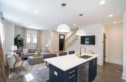 Hillsboro Village House | Expansive 3-Home Property w Hot Tub | Walk to Belmont & 12South