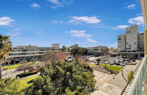 Herzliya Pituach Apartment | Expansive Beachside Retreat – 2.5BR/2BA, Prime Location!