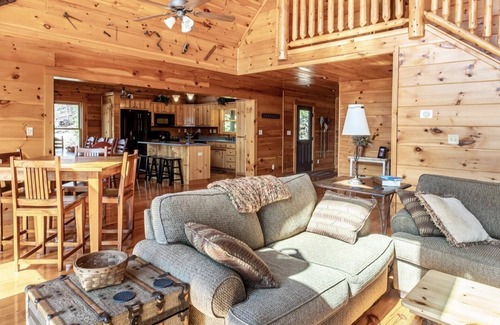 Jacksboro Cabin | Expansive Lake Front Log Cabin/Easy Walk to Private!