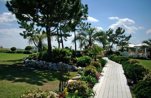 Wrightsville Beach House | Expansive Oceanfront Cottage with Blockade Runner Beach Resort Amenity Access