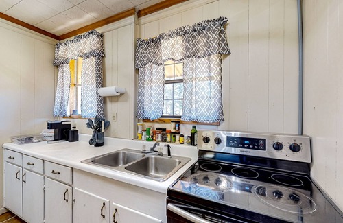 Magnolia House | Expansive property with two homes, ponds, pool, game tables, & hiking trails