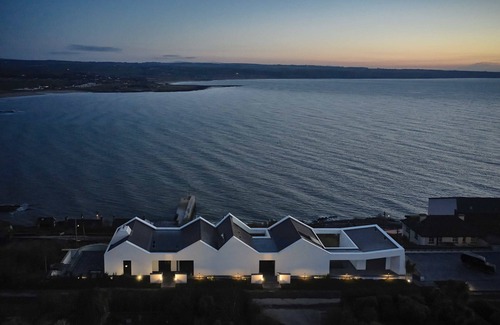 Ardmore Villa | Expansive six bedroom villa with uninterrupted views over Ardmore Bay below