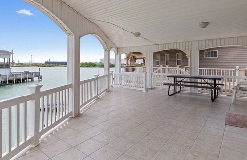 Port Isabel Cottage | Experience a charming 2-bedroom waterfront home