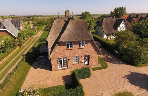Midlum House | "Experience a relaxing vacation at Jettes Hus - your retreat in Midlum!"