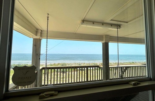 Grand Isle House | Experience beachfront bliss at Wine Down in Grand Isle, LA, perfect for 23 guests!