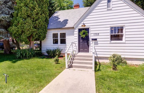 Caldwell House | Experience Caldwell Charm/Visit the Wineries at this Historic 4 bdrm House+ WiFi