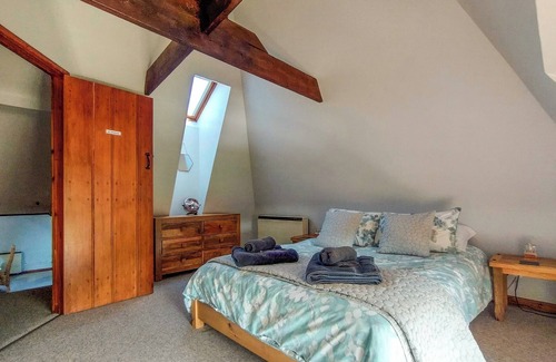 Stoke Edith Cottage | Experience charming countryside living in this beautifully renovated Oast House apartment.