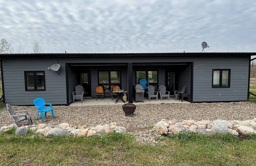 Wasagaming Cabin | Experience Clear Lake from this prime location