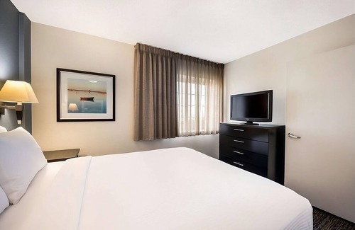Troy Resort | Experience Comfort and Convenience in the Detroit Area Near Hunter Park!