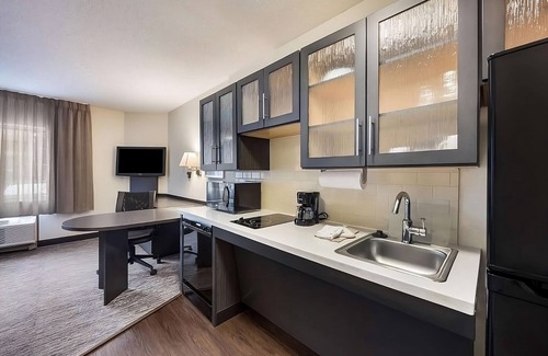 North Olmsted Resort | Experience Convenient Stay in North Olmsted! Pet-Friendly Unit, w/Kitchenette