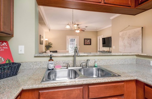 Tuscaloosa Condo | Experience Game Day Bliss at 'Crimson Traditions': Your Cozy 2-Bed Condo near The University of A.