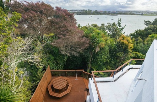 Greenhithe House | Experience Greenhithe's Sunset from Your Cozy Home