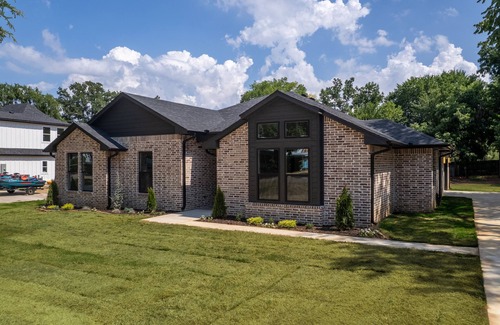 Kingston House | Experience Lake Texoma in just 3 mins! Spacious 4-Bed Vacation Home.