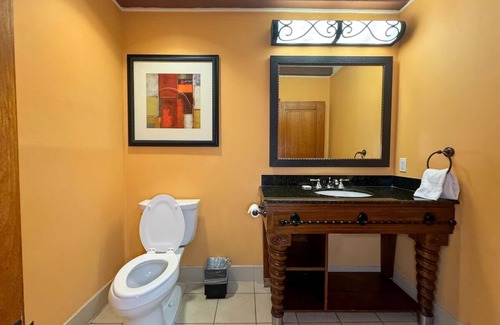 Western Division Hotel | Experience Laredo in 2 Units w/Garden Pool, Vibrant Dining Scene & City Sites