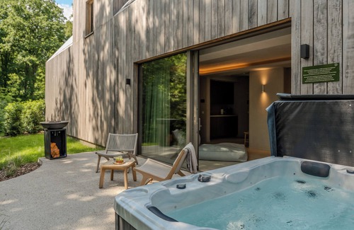 Zolder House | Experience luxury and relaxation in the Wellness Suite, featuring a sauna, jacuzzi, and a serene forest-edge location.