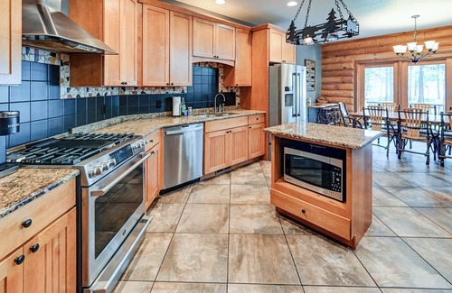 Mauston House | Experience luxurious lakeside living in our 5-bed, 5-bath retreat!