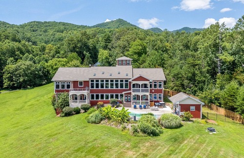 Bryson City Hotel | Experience luxury at Deep Creek Manor. Perfect for family gatherings with stunning mountain views.