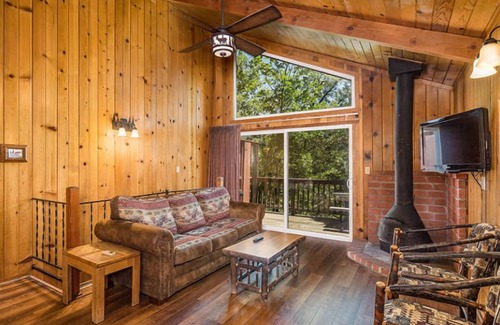 Bass Lake Hotel | Experience Nature at Charming Pet Friendly Chalet Near Yosemite & Bass Lake