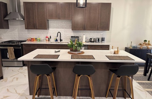 Lambeth House | Experience Peace and Love - Modren & StylishHome for Groups