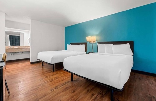 Hamilton Hotel | Experience Relaxation with Pool and Free On-Site Parking | 4 Affordable Rooms
