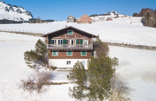 Amden House | "Experience Serenity and Adventure in Our Charming Chalet Engihalde!"