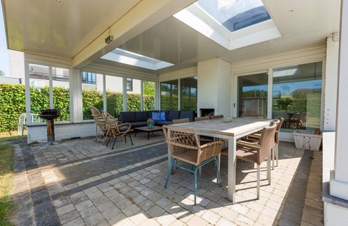 Ouddorp House | Experience the best of beach life at Haringvliet 21. Enjoy on the terrace, in the pool, or on one of the lounge sofas.