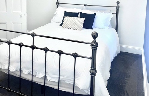 Bathurst Cottage | Experience the convenience of a cosy cottage, situated in the heart of Bathurst.