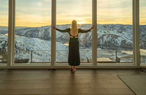 Orondo Villa | Experience the feeling of being on top of the world in this breathtaking retreat