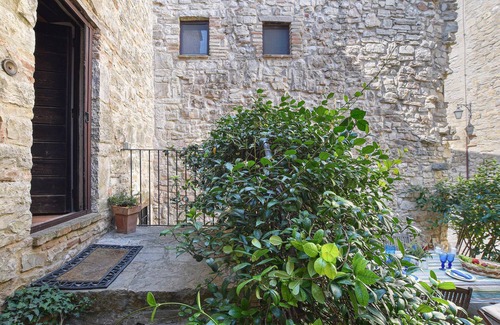 Acqua Loreto Apartment | Experience the idyllic atmosphere of Umbria in this charming holiday apartment with pool access