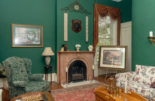 Petersburg House | Experience the "Lincoln Home" -#1 Historic Mansion Old Town; & Luxury Bathrooms
