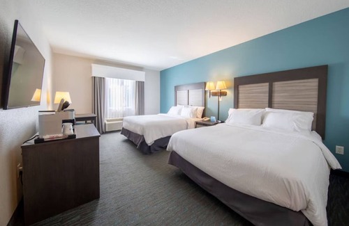 West Kissimmee House | Experience The Magic of Orlando- 2 Rooms W/Free Shuttle, 5 Pools, and Breakfast