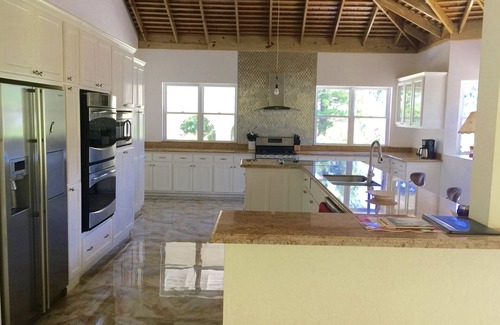 Runaway Bay Villa | Experience The Ultimate Relaxation at Our Luxurious Full-Service Villa!n