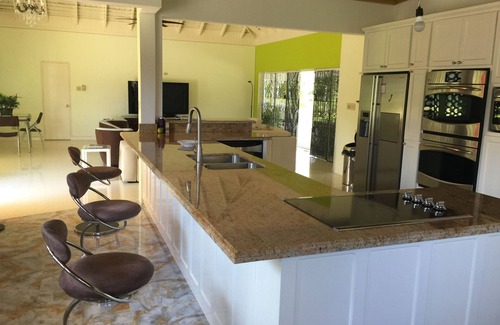 Runaway Bay Villa | Experience The Ultimate Relaxation at Our Luxurious Full-Service Villa!n