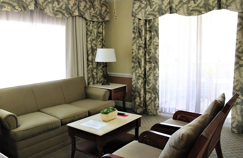 Florida Central Atlantic Coast House | Experience Theme Park Magic in our Homey Orlando Studio - Pool and BBQ