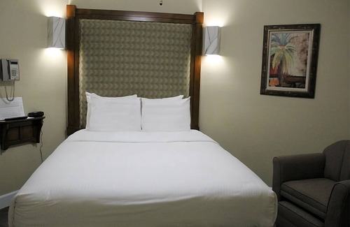 Florida Central Atlantic Coast House | Experience Theme Park Magic in our Homey Orlando Studio - Pool and BBQ