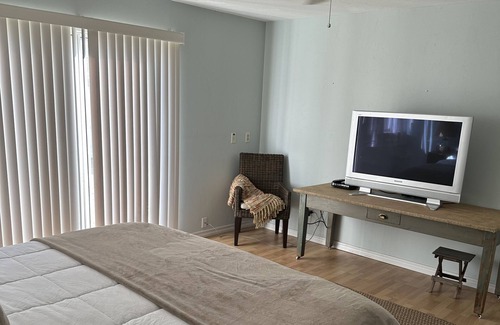 Elizabeth House | EXPERIENCE TOTALITY AT THE LAKE!