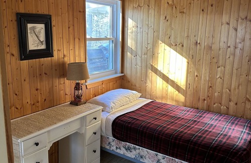 Elizabeth House | EXPERIENCE TOTALITY AT THE LAKE!