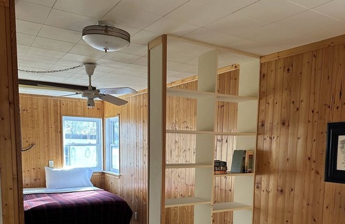 Elizabeth House | EXPERIENCE TOTALITY AT THE LAKE!