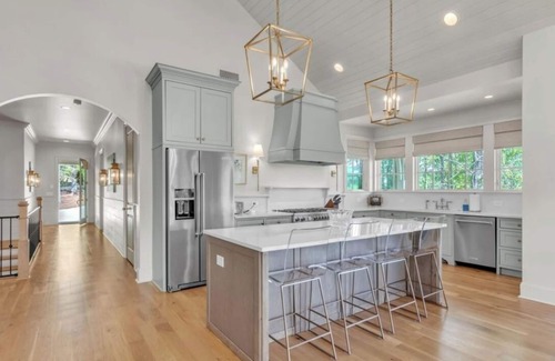Dadeville House | Experience Ultimate Relaxation: Stunning Lakeside Retreat