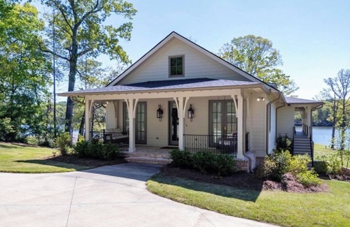 Dadeville House | Experience Ultimate Relaxation: Stunning Lakeside Retreat