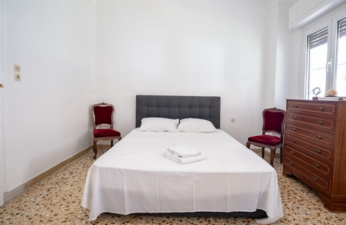 Vyronas Apartment | Explore Athens from a Local Rooftop Apartment