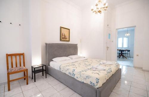 Vyronas Apartment | Explore Athens from a Vibrant Neighbourhood Apt
