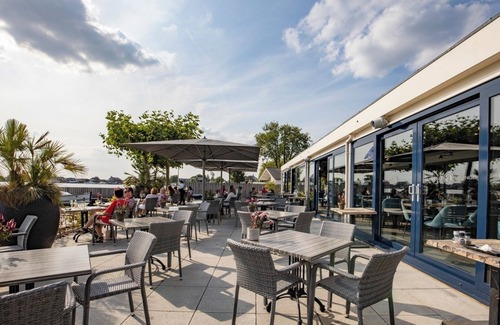 Oud-Loosdrecht Hotel | Explore Loosdrecht by Bike, Paddle the Lake and Enjoy Waterfront Dining