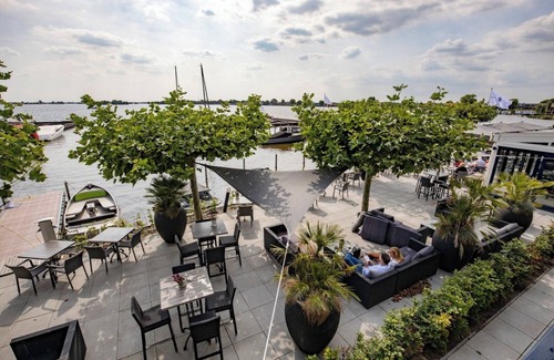 Oud-Loosdrecht Hotel | Explore Loosdrecht by Bike, Paddle the Lake and Enjoy Waterfront Dining