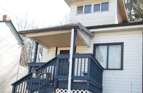 Brighton Heights House | Explore Pittsburgh from a Modern, Hip Bungalow
